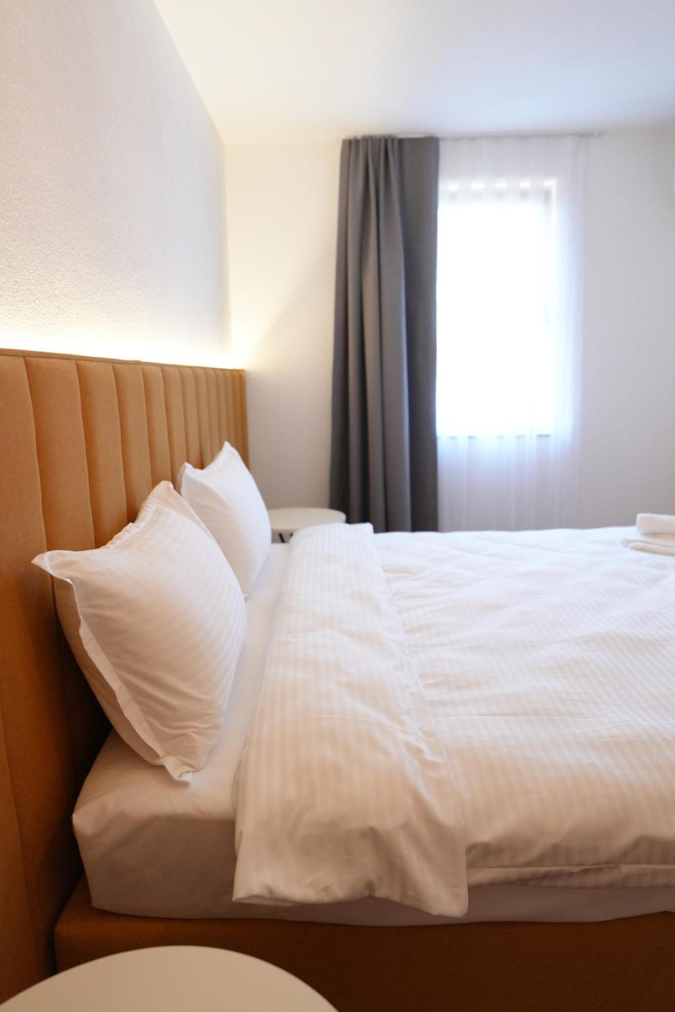 Biond Hotel Призрен Экстерьер фото
