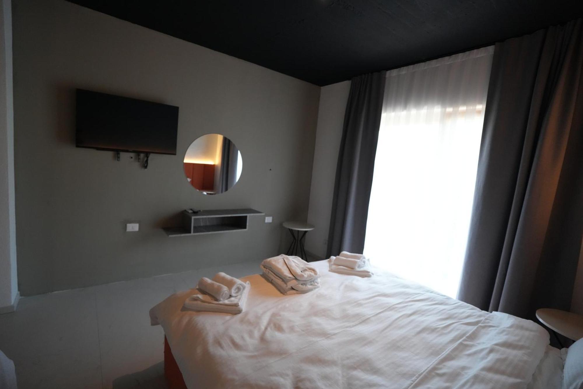 Biond Hotel Призрен Экстерьер фото