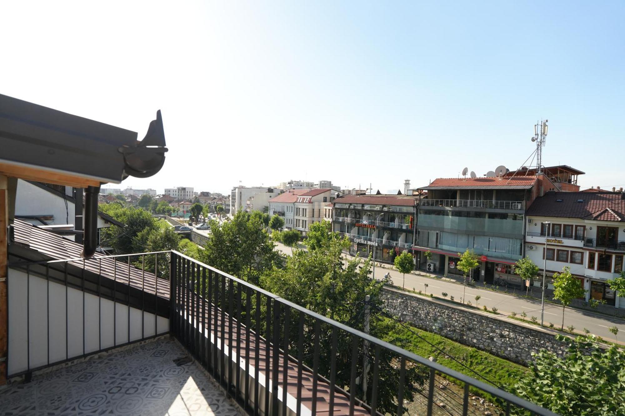 Biond Hotel Призрен Экстерьер фото